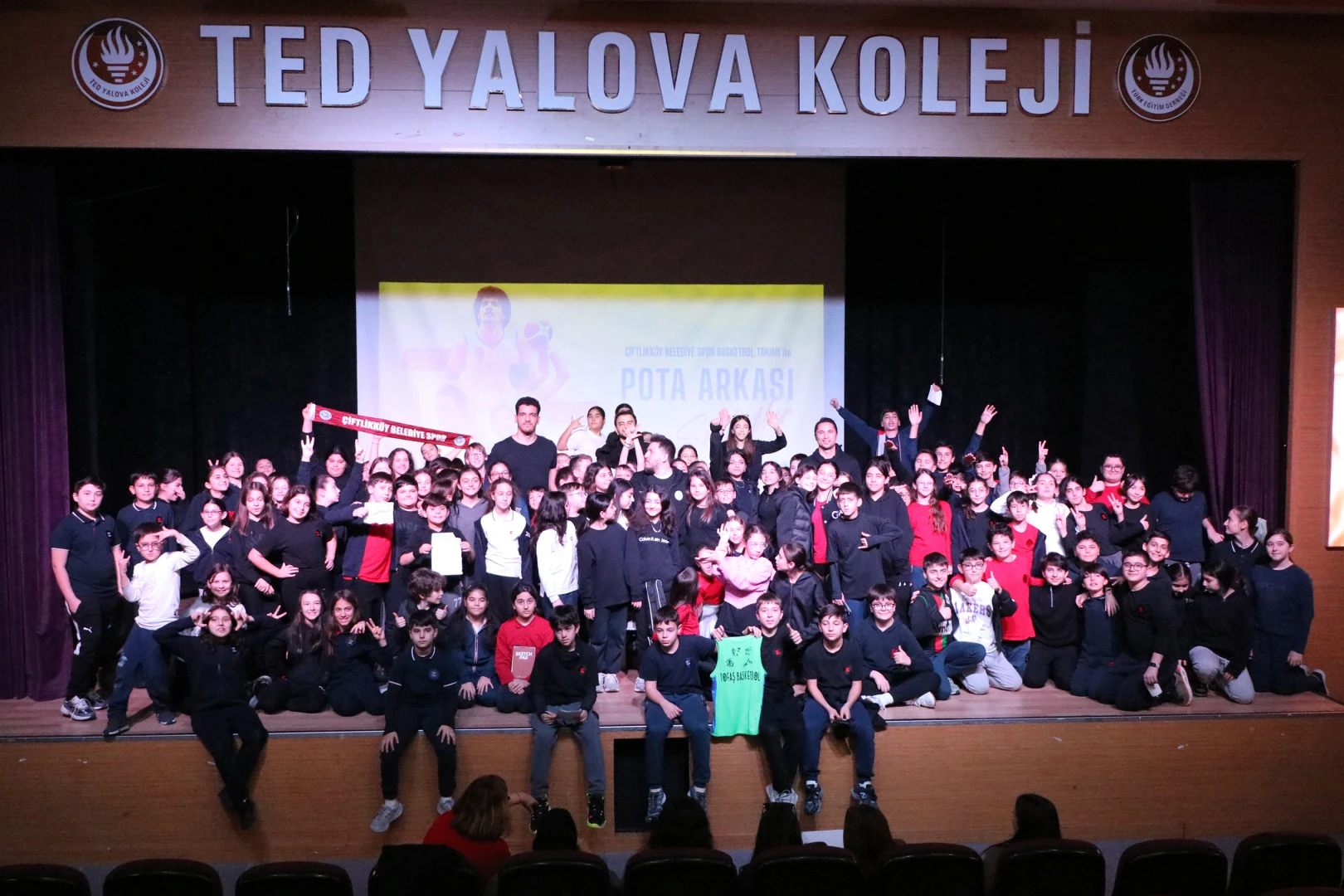 ÇİFTLİKKÖY BASKETBOLCULARI ÖĞRENCİLERLE BULUŞTU